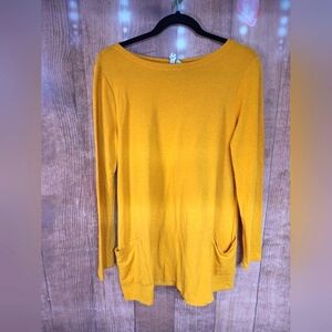 CABLE AND GAUGE SIZE MEDIUM MUSTARD YELLOW LONG SLEEVE TOP WITH POCKETS